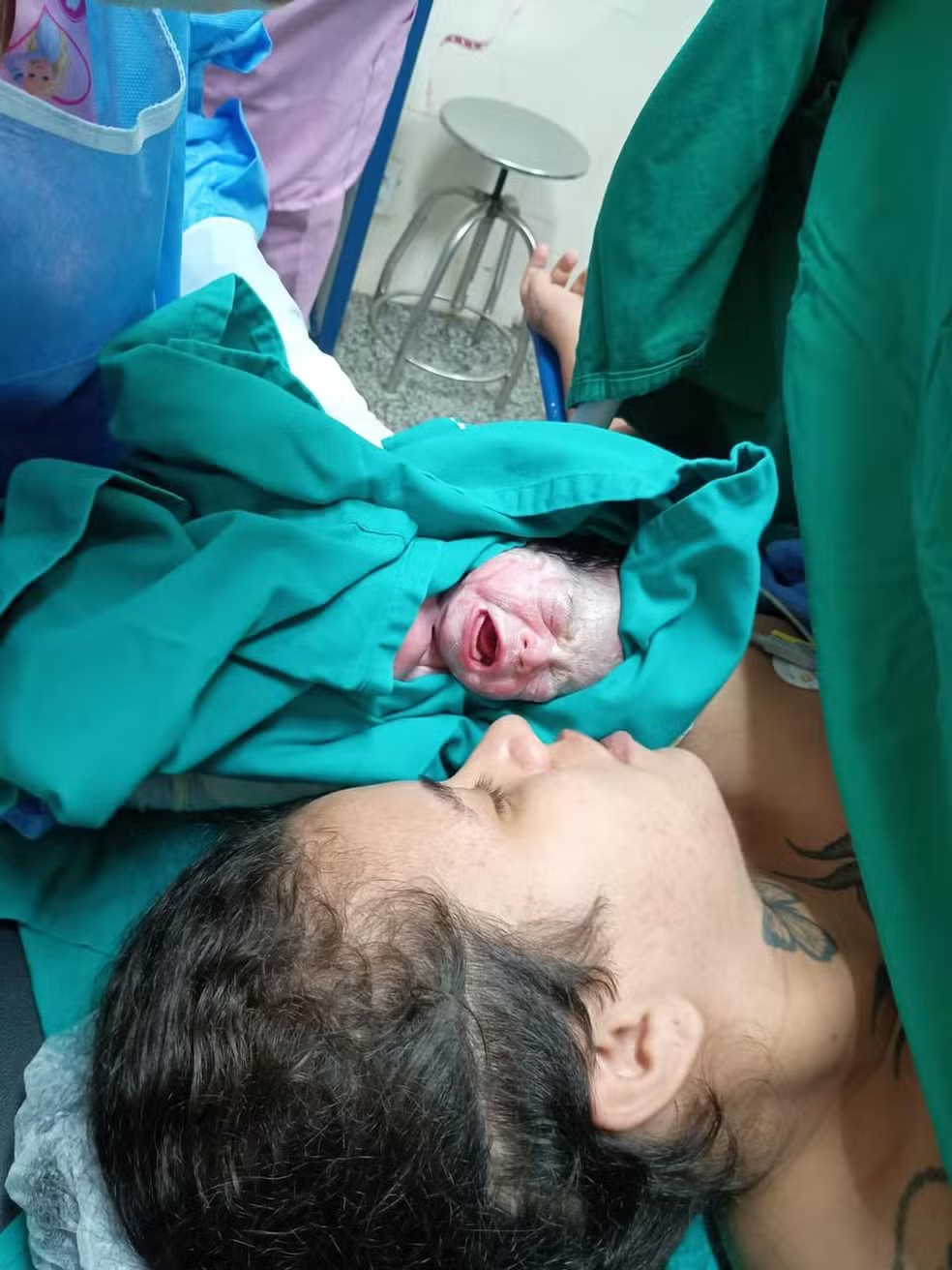 CORAÇÃO DE MÃE COM TRÊS BATIDAS - Jovem de Jaru dá à luz a trigêmeas idênticas em Porto Velho

